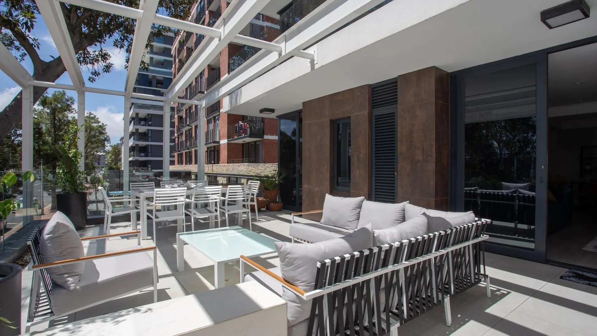 Trendy 2 Bedroom Apartment In Greenpoint, Cape Town. South Africa