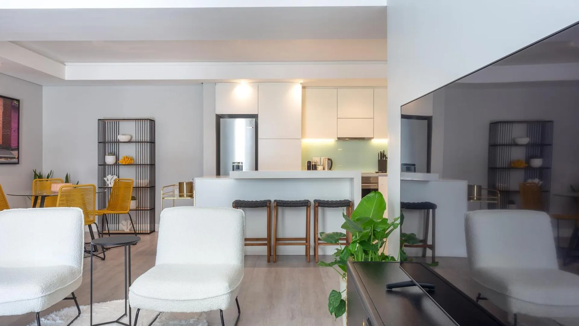 Trendy 2 Bedroom Apartment In Greenpoint, Cape Town. 0*,