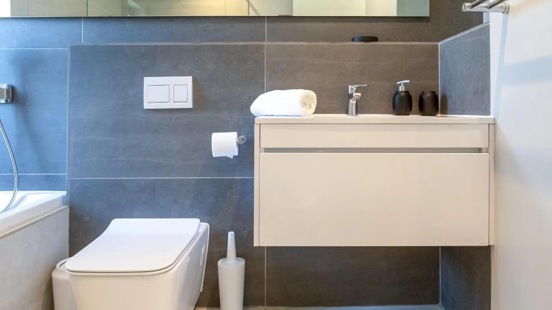 Trendy 2 Bedroom Apartment In Greenpoint, Cape Town. South Africa
