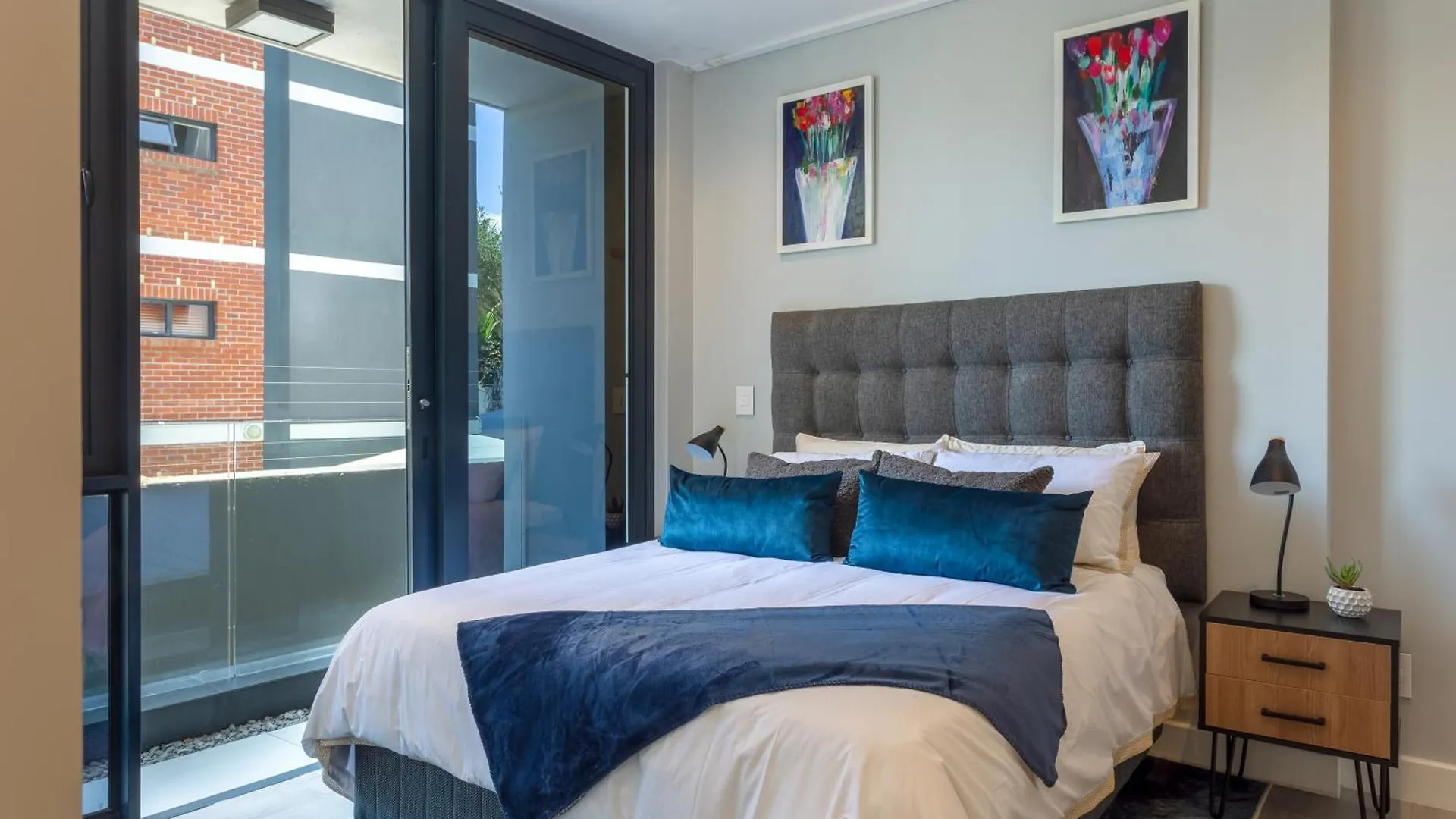 Trendy 2 Bedroom Apartment In Greenpoint, Cape Town. South Africa